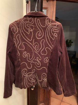 Blazer de pana marrón con bordado