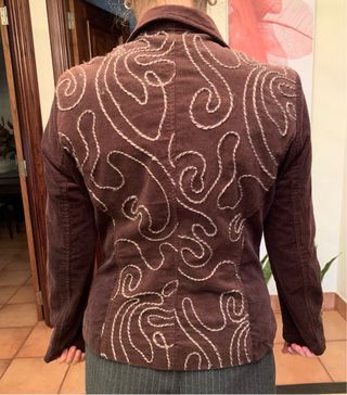 Blazer de pana marrón con bordado