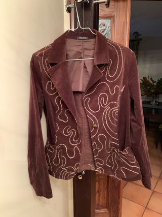 Blazer de pana marrón con bordado