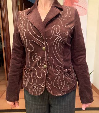 Blazer de pana marrón con bordado