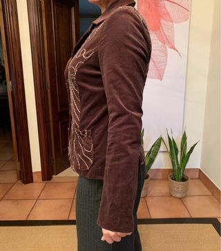 Blazer de pana marrón con bordado