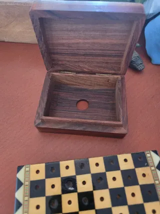 Cajas de madera con detalles metálicos