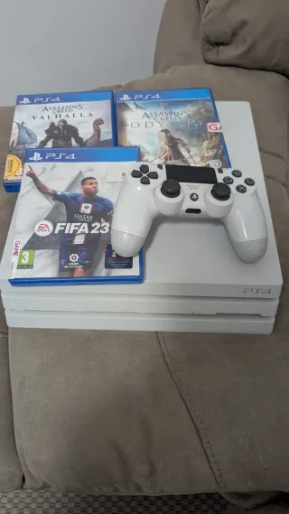 PS4 (PlayStation 4) Blanca + 3 Juegos