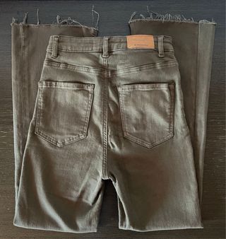 Pantalón vaquero Stradivarius verde talla 34