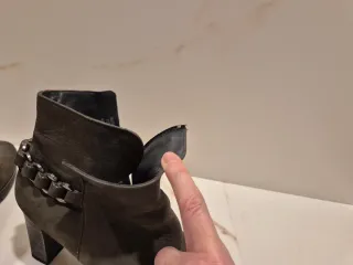 Botines piel grises con tacón.