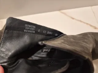 Botines piel grises con tacón.