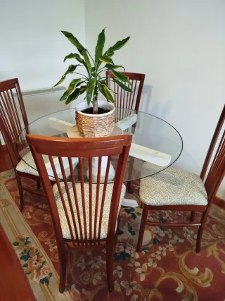 Mesa redonda de cristal y madera