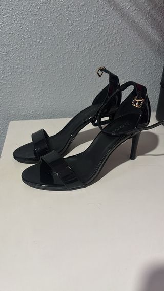 Tacones negros de tiras