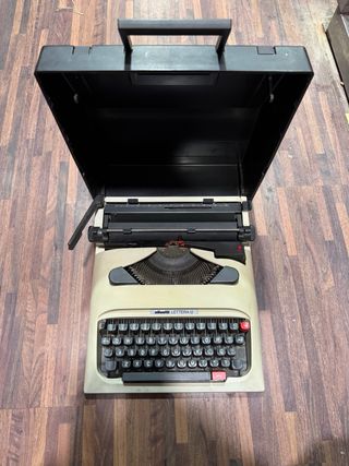 Máquina de escribir Olivetti Lettera 12