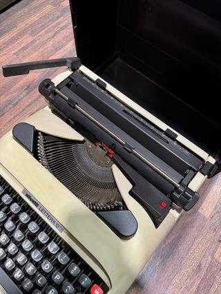 Máquina de escribir Olivetti Lettera 12