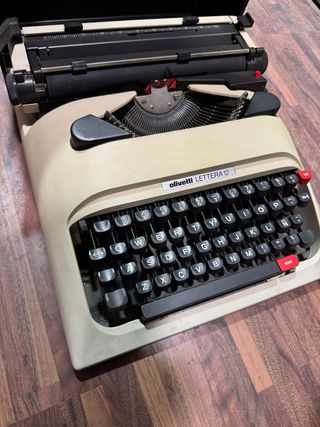 Máquina de escribir Olivetti Lettera 12