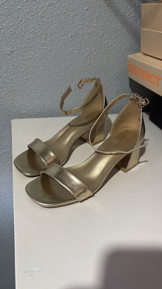 Tacones dorados de tiras