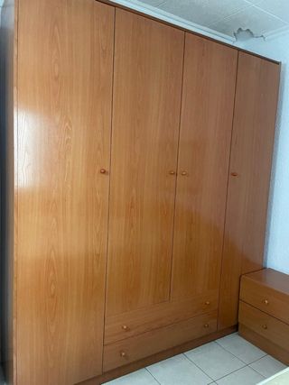 Armario de madera marrón