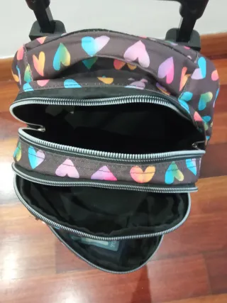 Mochila Totto con ruedas y estampado de corazones.