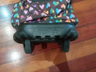Mochila Totto con ruedas y estampado de corazones.