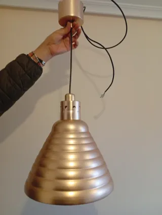 Lámpara colgante dorada de metal