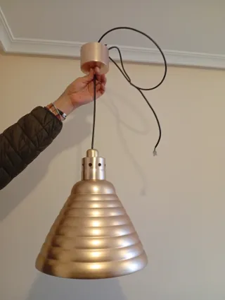 Lámpara colgante dorada de metal