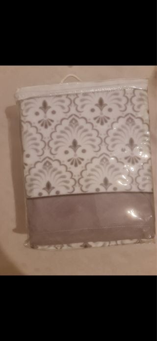 Sabana de tela rosa y blanca