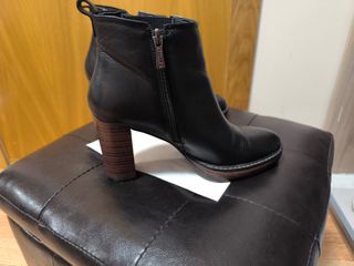 Botas de piel tacón alto.