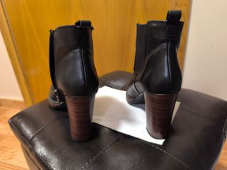 Botas de piel tacón alto.