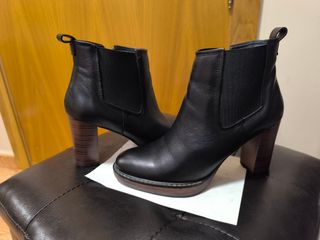 Botas de piel tacón alto.