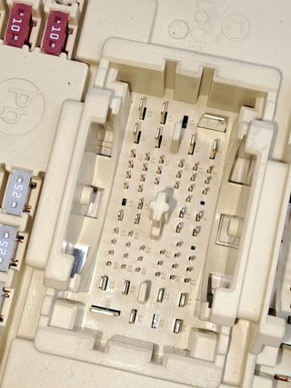 CAJA RELES / FUSIBLES HYUNDAI I20 (BC3) (2)