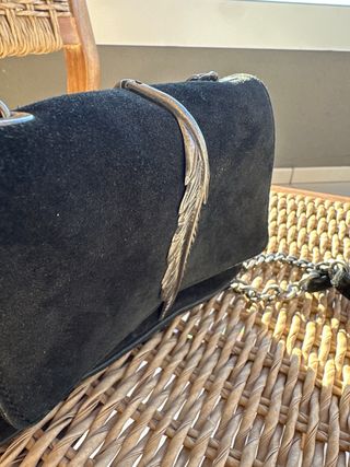 Bolso de hombro mini serraje piel negro.