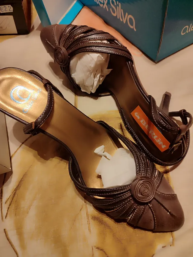 Zapatos de tacón marrones