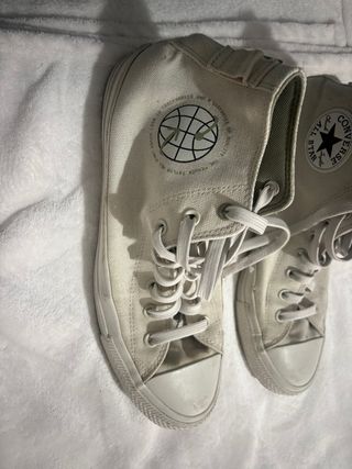 Zapatillas Vans grises y blancas y converse