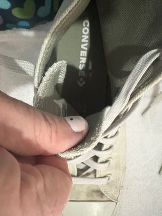 Zapatillas Vans grises y blancas y converse