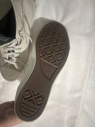 Zapatillas Vans grises y blancas y converse