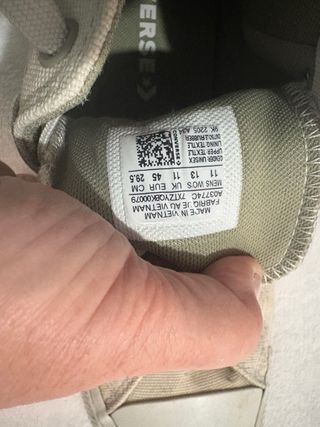 Zapatillas Vans grises y blancas y converse