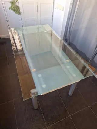 Mesa de comedor de cristal y metal
