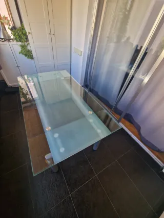 Mesa de comedor de cristal y metal