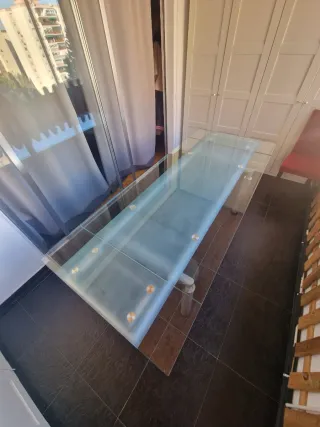 Mesa de comedor de cristal y metal