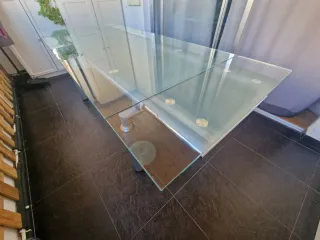 Mesa de comedor de cristal y metal