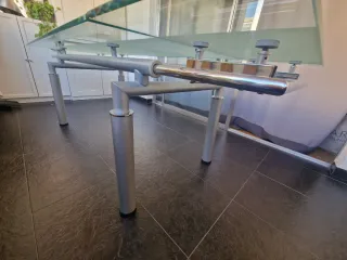 Mesa de comedor de cristal y metal