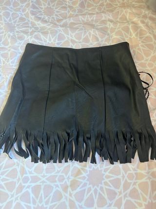 Falda negra con flecos y tachuelas