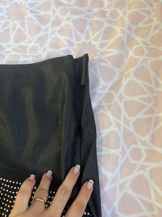 Falda negra con flecos y tachuelas