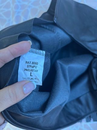 Falda negra con flecos y tachuelas