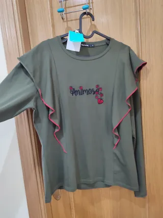Camiseta verde oliva con volantes