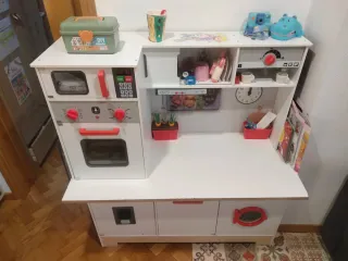Cucina giocattolo e scrivania per bambini