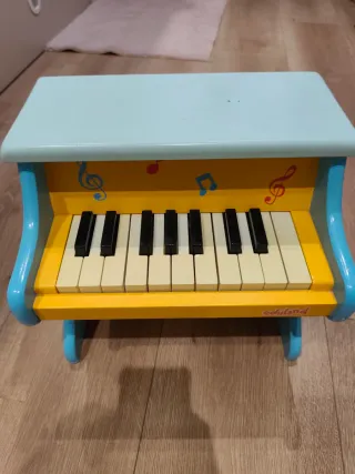 Piano cola juguete