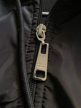 Chaqueta Prada Negra con Cremallera 2025