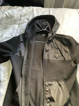 Chaqueta Prada Negra con Cremallera 2025