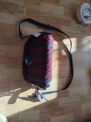 Bolso Parfois tejido azul marino y rojo