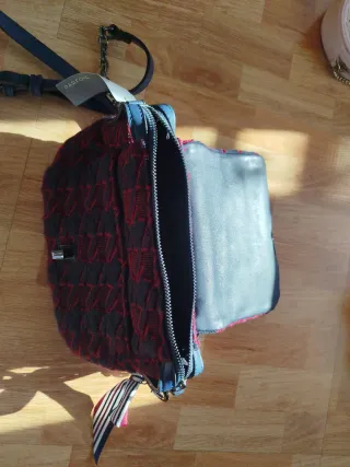 Bolso Parfois tejido azul marino y rojo