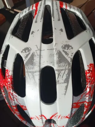 Casco de bicicleta blanco y rojo con regulador