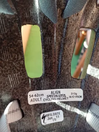 Casco de bicicleta blanco y rojo con regulador