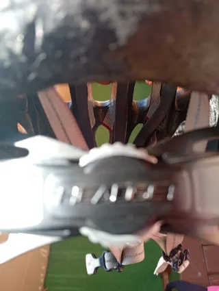 Casco de bicicleta blanco y rojo con regulador